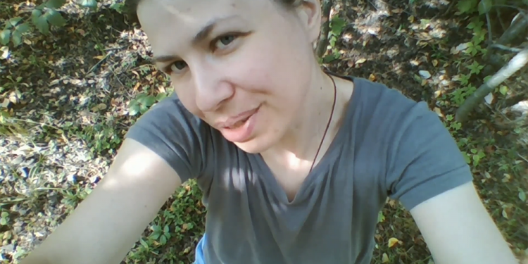 俄罗斯诗人、剧作家加拉·乌祖鲁托娃女士向联盟致贺词