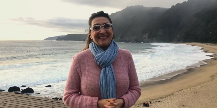 智利作家维维安·拉温祝贺视频