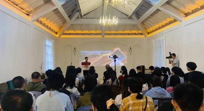 智利青年诗人塔米姆·毛林获得首届“大益国际写作奖”