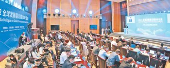 携手并肩，努力实现更高水平合作