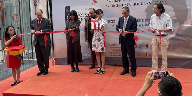 讲述钱秀玲英雄事迹,徐风作品《忘记我》荷语版发布