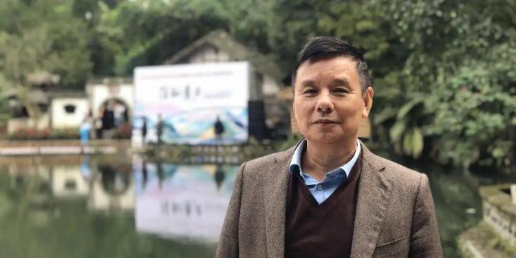 诗歌欣赏——杨克：《我在一颗石榴里看见我的祖国》《南海海眼》