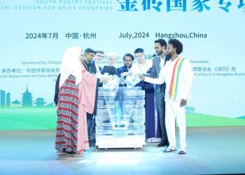 72位诗人同写一首诗｜友谊是一条金线，连缀起每一句诗歌的璎珞