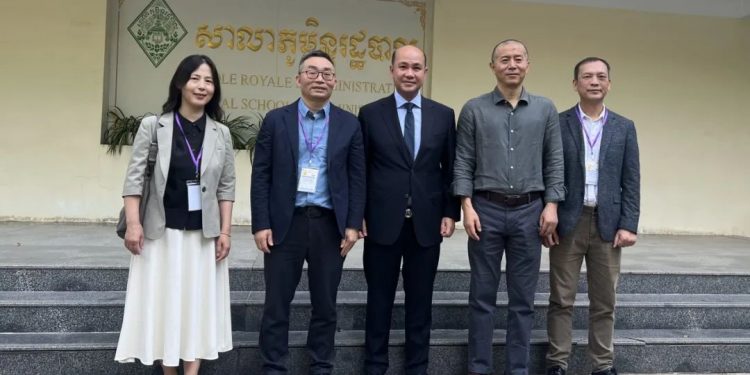 中国作家代表团出席柬埔寨首个“全国作家日”活动