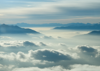 诗歌欣赏——法蒂玛·巴德尔（阿联酋）：《关于坠落的自由》