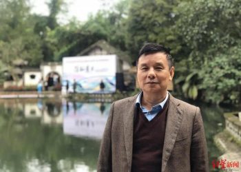 诗歌欣赏——杨克：《我在一颗石榴里看见我的祖国》《南海海眼》