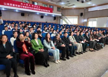 每个作家都是文学之镜的一块碎片